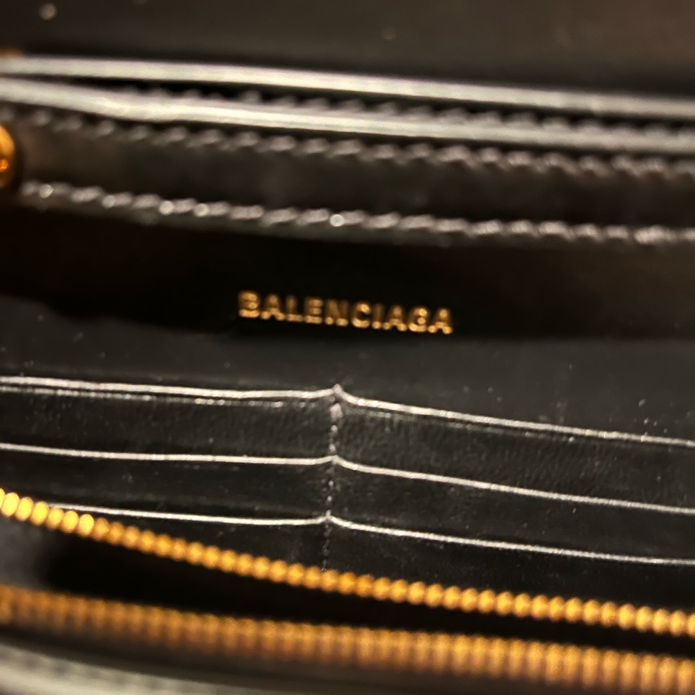 Balenciaga Hourglass Wallet on Chain! - Picture 8 of 9